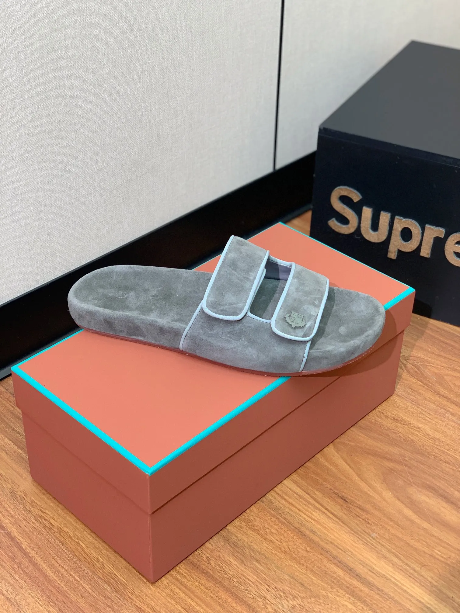 【LP】P:600💰 Size: 39-46 (45.46 can be customized) 【Loro Piana】LP men's slippers. Italian top cashmere is retro, elegant, low-key and luxurious. Both fashionable and practical, the leather is still of the highest quality in the entire network. The upper is silky and smooth. Wear-resistant and highly elastic beef tendon bottom. .